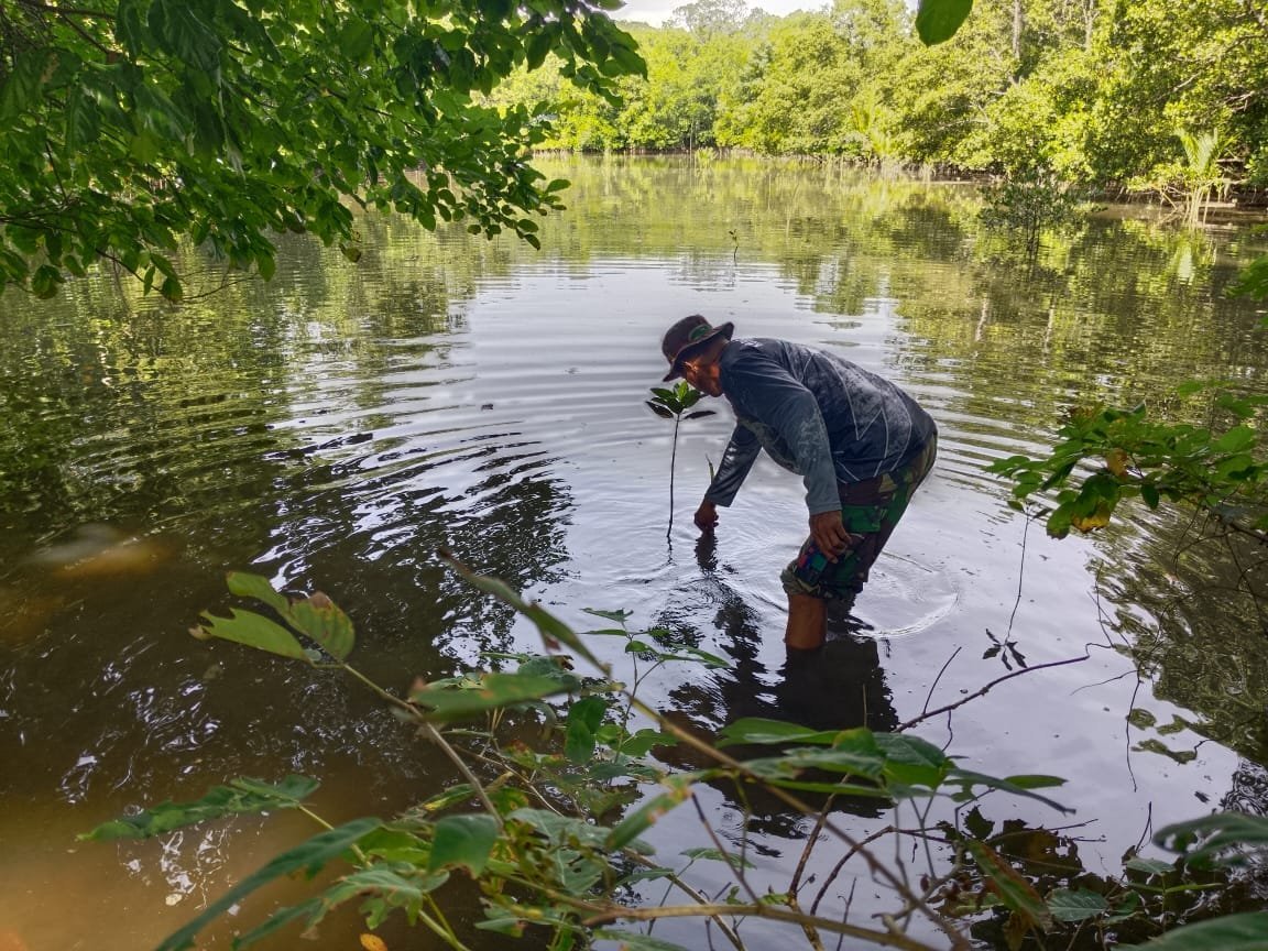 Danramil 1705-02/Napan Siapkan Lahan Penanaman Mangrove, Dukung Program Unggulan Kasad pada TMMD ke-125 Kodim 1705/Nabire