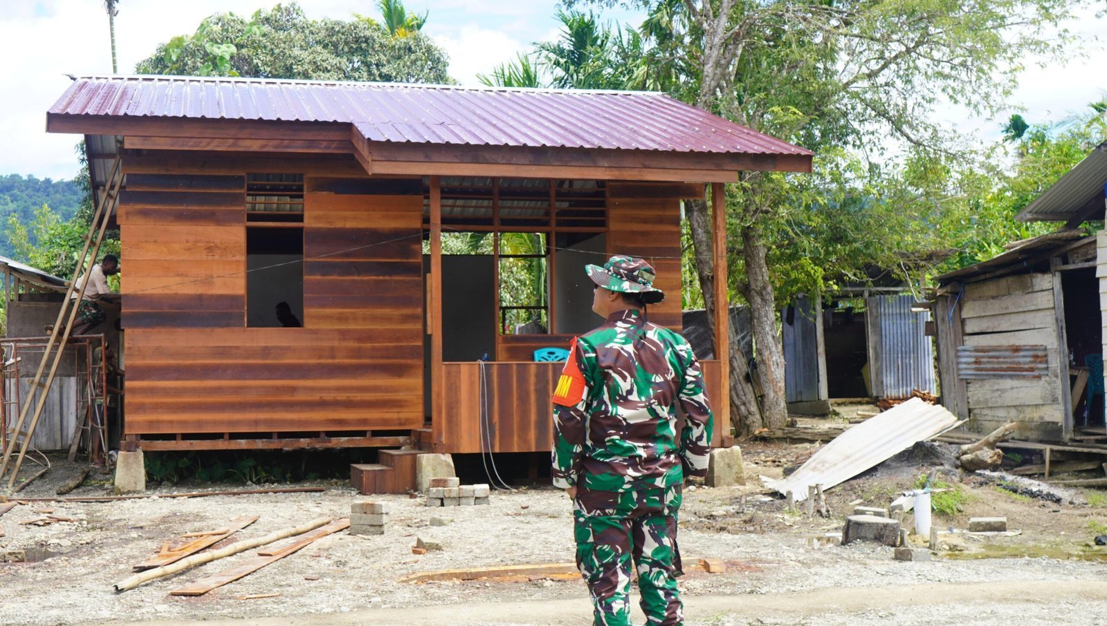 Selain Gereja, TMMD Kodim 1705/Nabire Juga Bangun Rumah Pastori untuk Penuhi Kebutuhan Spiritual