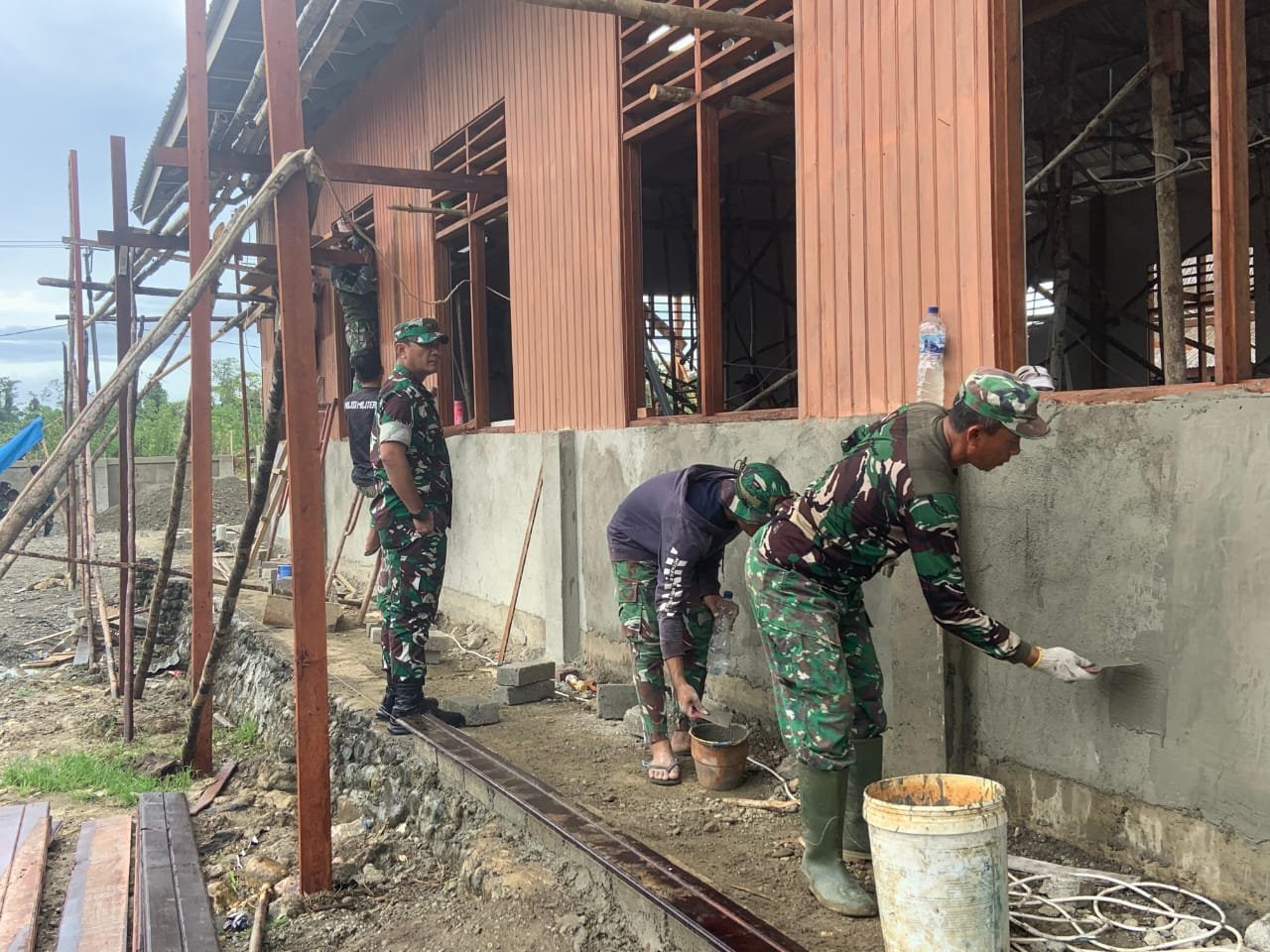 Pekerjaan Pengacian Tembok Gereja Talitakum, Satgas TMMD ke-125 Kodim 1705/Nabire Fokus Tuntaskan Sasaran Fisik Utama