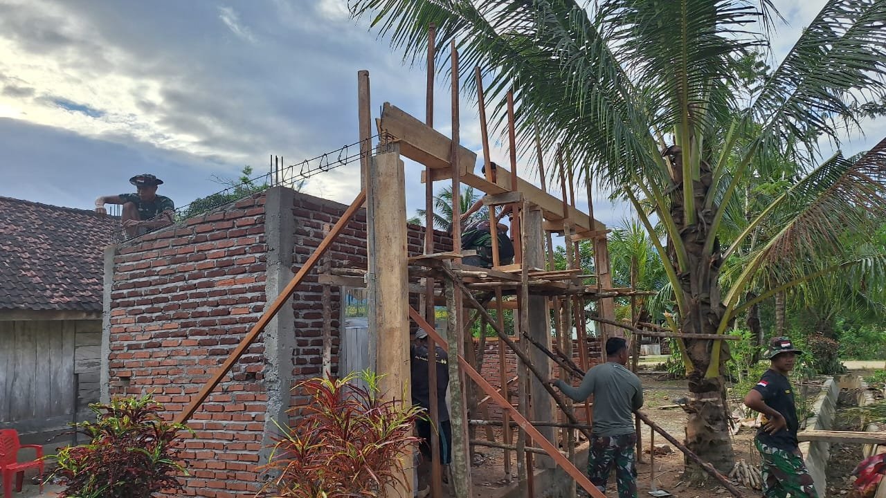 Dengan Semangat Kemanunggalan, Satgas TMMD 125 Kodim 1417/Kendari Bersama Warga Pasang Papan Cor