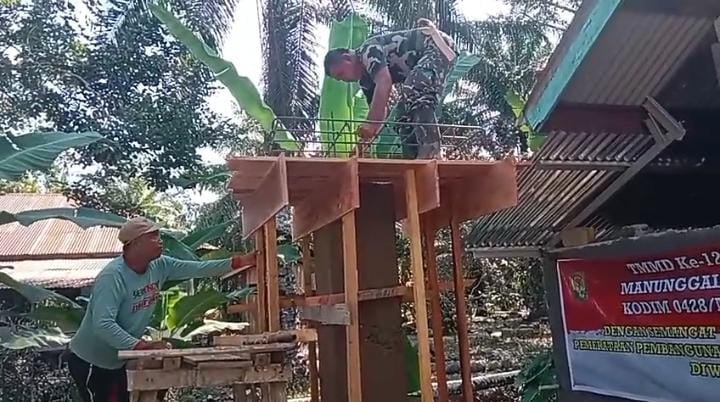 Meningkatkan Akses Air Bersih, Satgas TMMD 125 Kodim Mukomuko Cor Dak Tandon Titik 1 Sumur Bor di Pura Desa Sumber Makmur