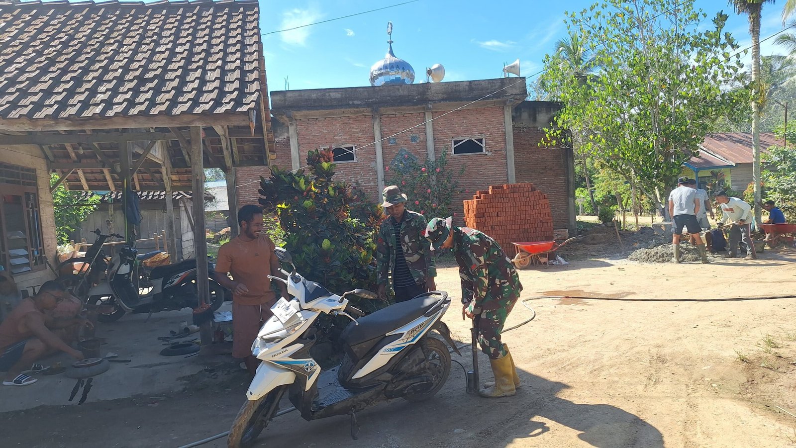 Satgas TMMD 125 Kodim 1417/Kendari Bantu Warga Pompa Ban Motor, Wujud Nyata Kepedulian TNI
