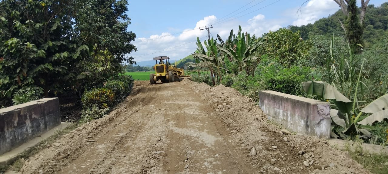 Kolaborasi Dua Alat Berat Tingkatkan Efektivitas Pengerjaan Jalan dalam TMMD 125 Kodim 1417/Kendari