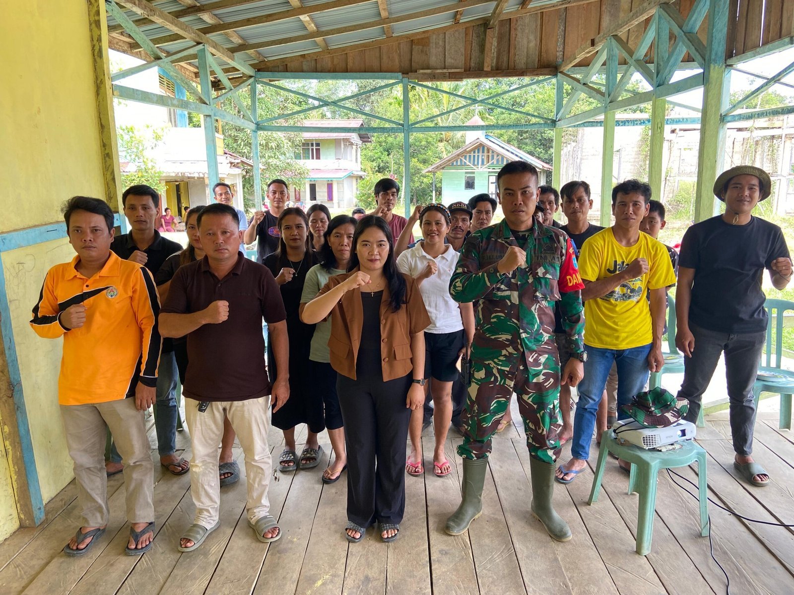 Antusiasme Warga Sintang Sambut Sosialisasi Rekrutmen TNI di TMMD ke-125
