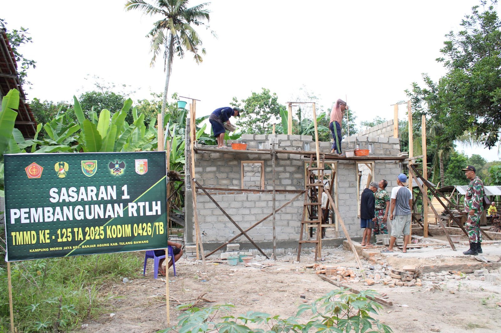 Progres Pembuatan RTLH TMMD ke-125 di Moris Jaya, Pemasangan Batako Dinding Rumah Masih Berlangsung