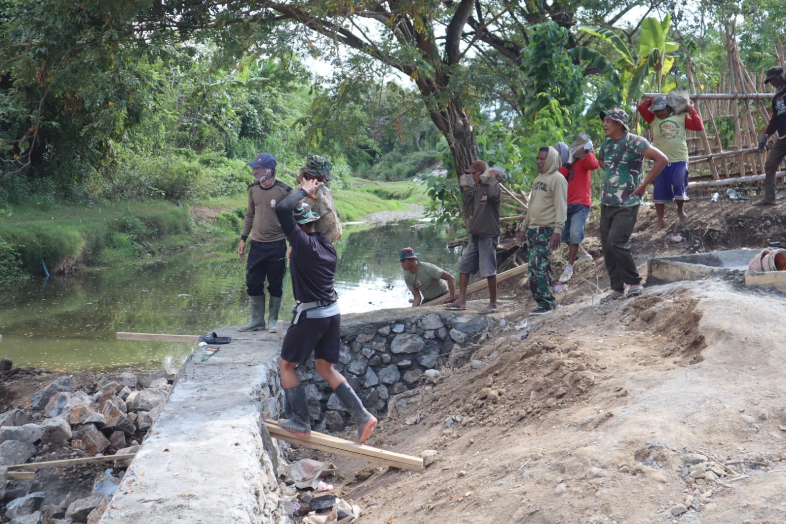 Satgas TMMD Ke-125 Kodim 1607/Sumbawa Bahu Membahu Angkut Material Bangun Jembatan Akses Persawahan Warga Kalabeso