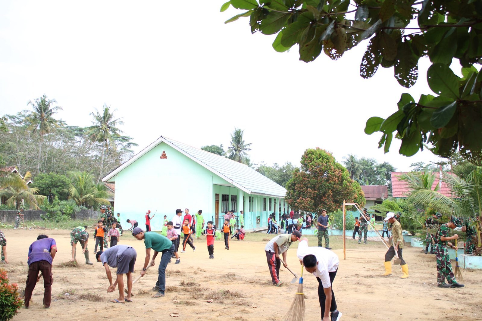 Satgas TMMD Kodim 0426/Tulang Bawang Bersama Warga Bersihkan Lingkungan Sekolah di Moris Jaya