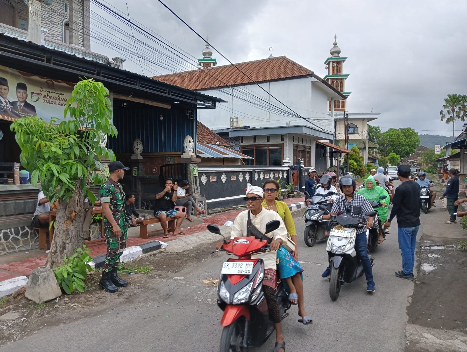 Warga Tumpah Ruah Rayakan Hari Raya Kuningan, Pantai Kampung Kusamba Dijaga TNI Polri Bersama Linmas Dan Pecalang