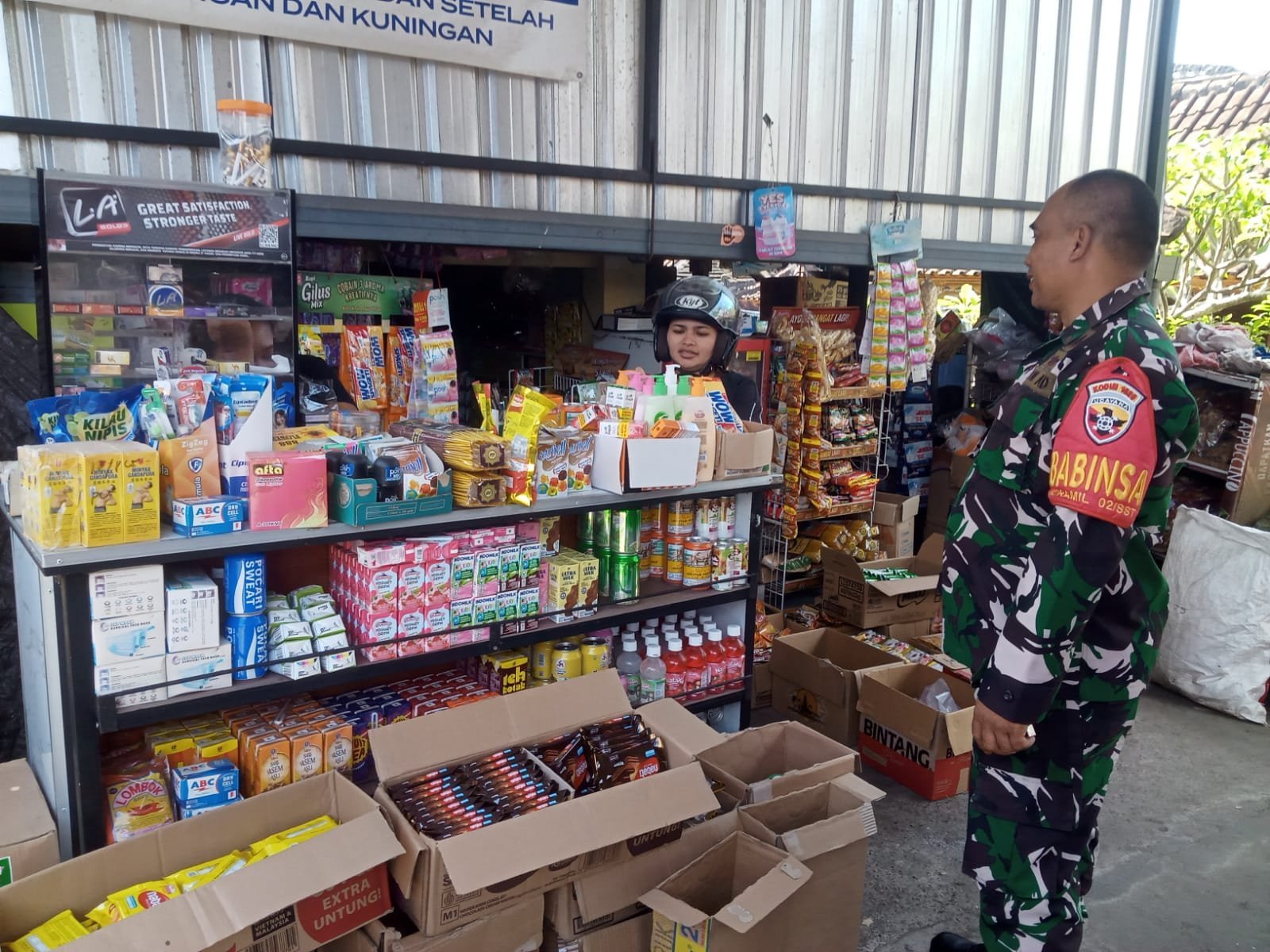 Babinsa Desa Sulahan Laksanakan Anjangsana dan Komsos Bahas Kamtibmas serta Harga Sembako Menjelang Hari Raya Kuningan