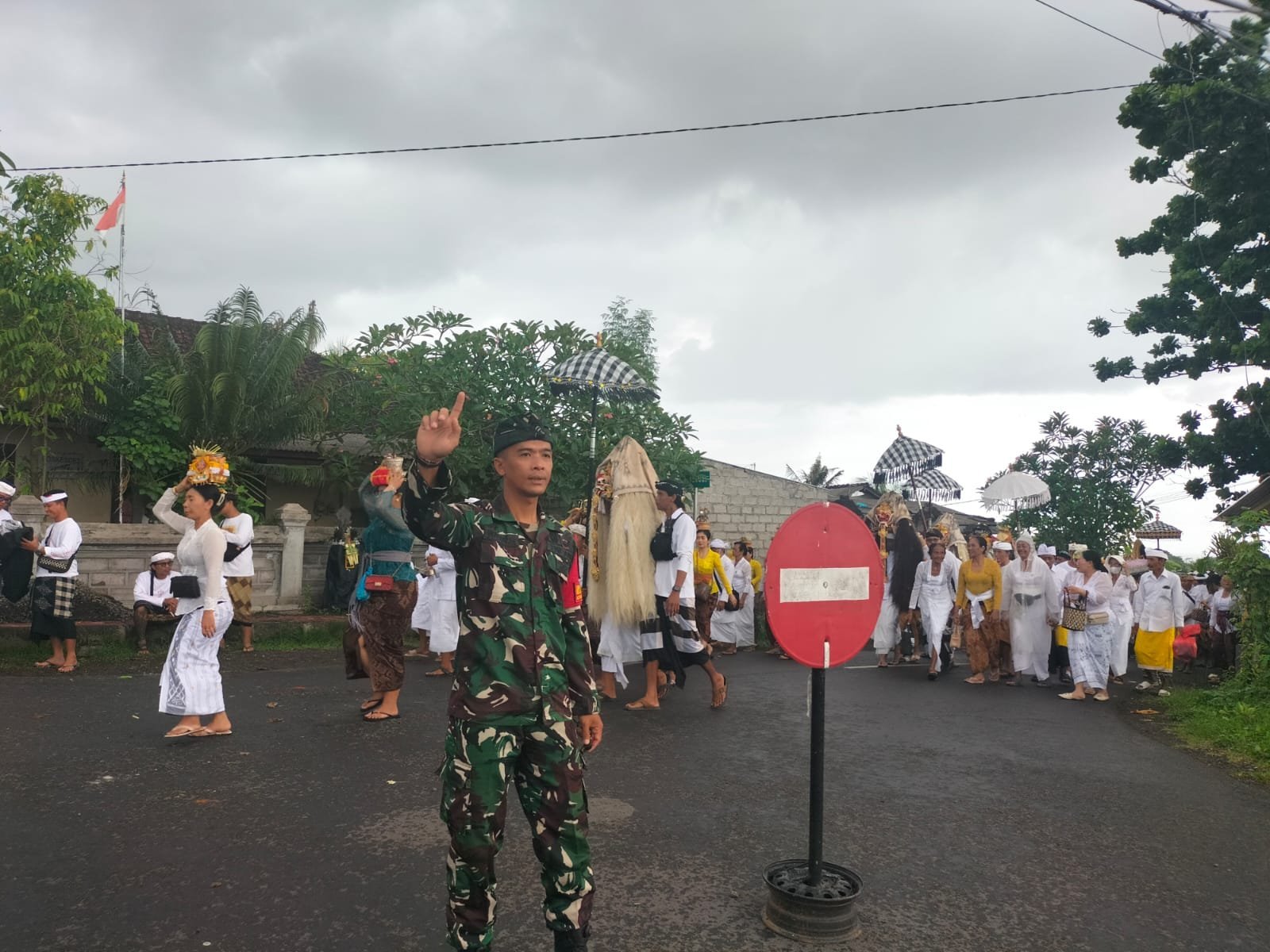 Kuatkan Tradisi Dan Kebersamaan, Koptu Wayan Sutamaya Atensi Upacara Ngider Buana Ida Sesuhunan Pura Pucak