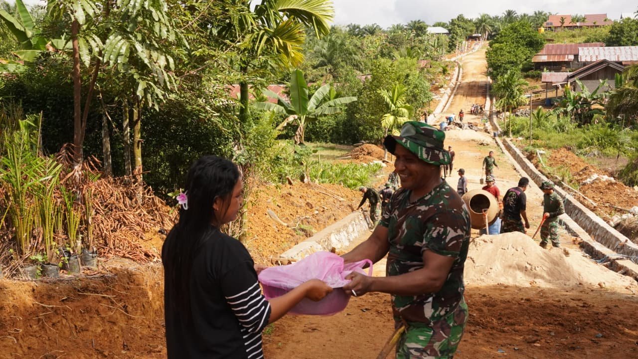 Kemanunggalan TNI dan Rakyat Terlihat, Warga Tribuana Sajikan Kudapan untuk Satgas TMMD 127