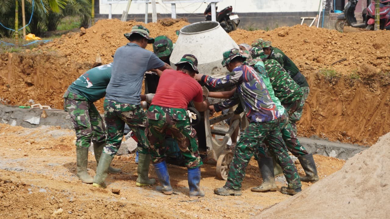 Satgas TMMD Reg Ke-127 Bekerjasama Memindahkan Mesin Molen Demi Kelancaran Pembangunan di Desa Tri Buana