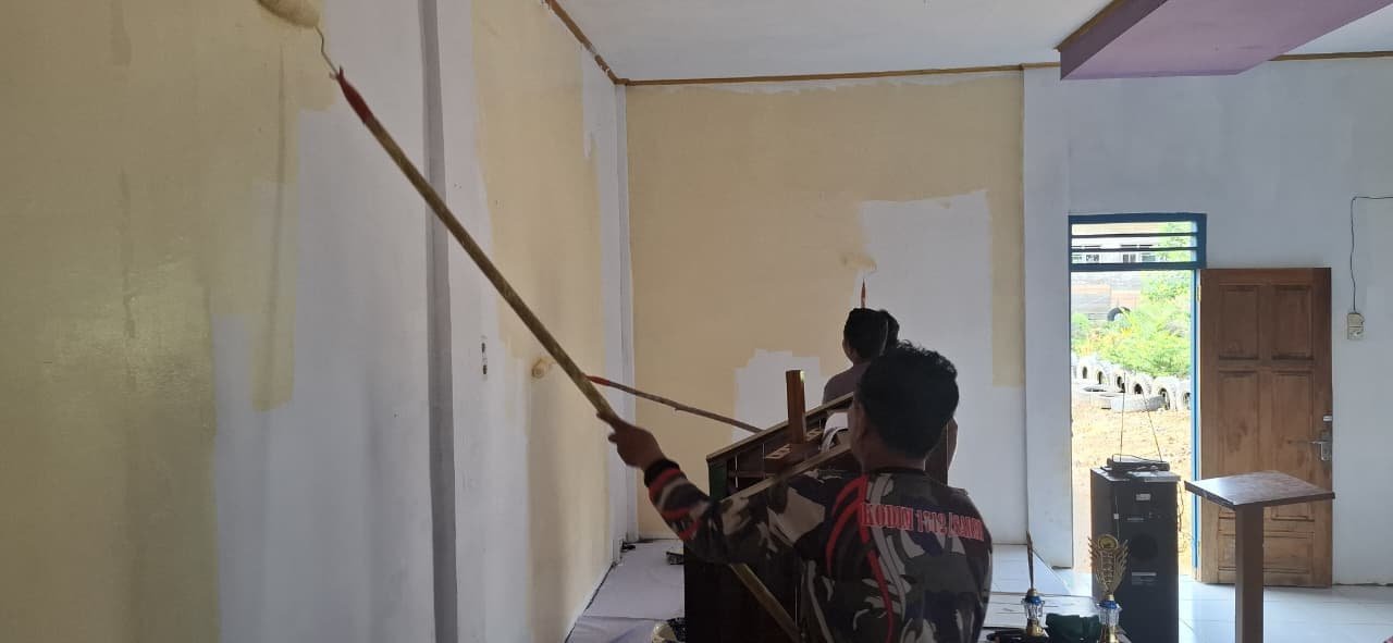 Pererat Toleransi, Satgas TMMD 127 Gotong Royong Cat Gereja Bersama Warga