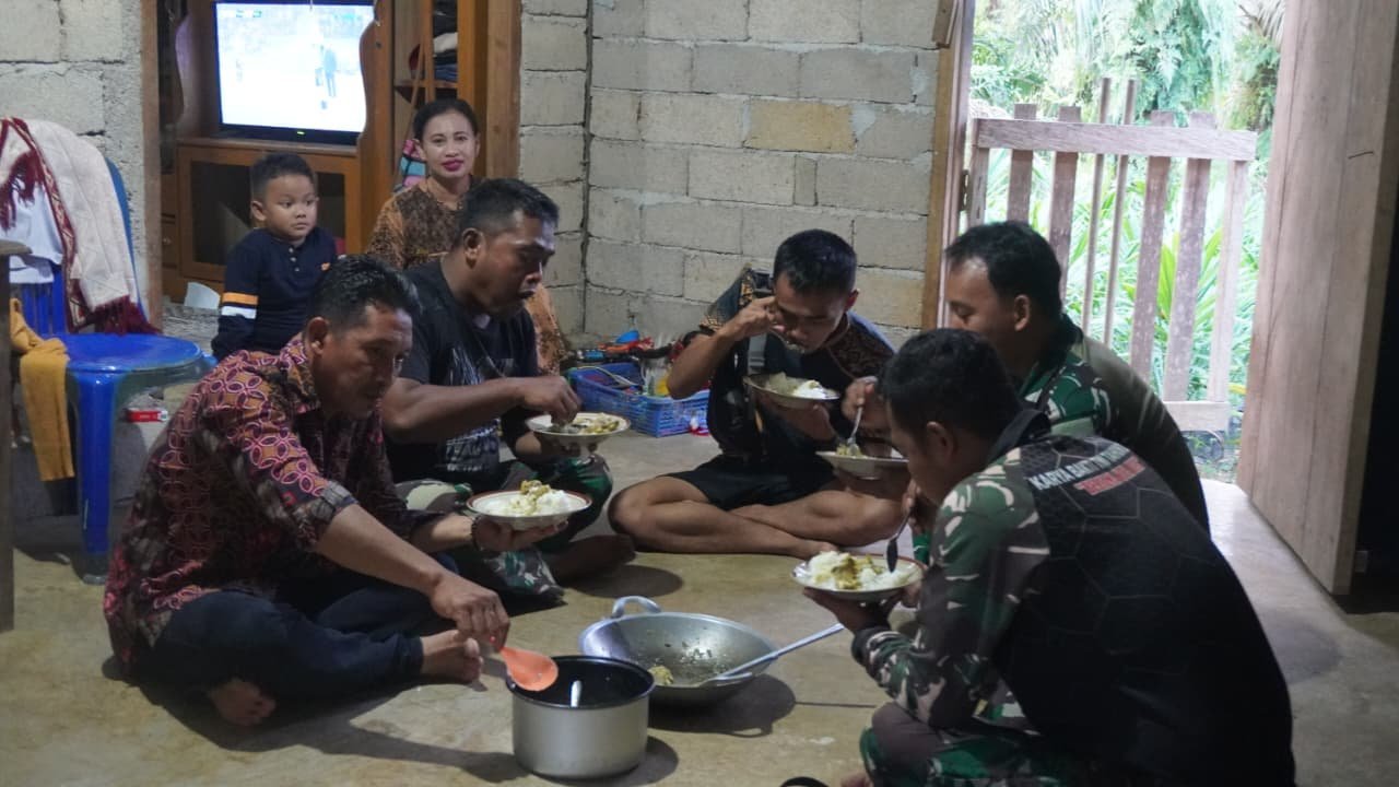 Hangatnya Kebersamaan, Prajurit TMMD 127 Kodim 1015/Sampit Buka Puasa Bersama Warga Desa