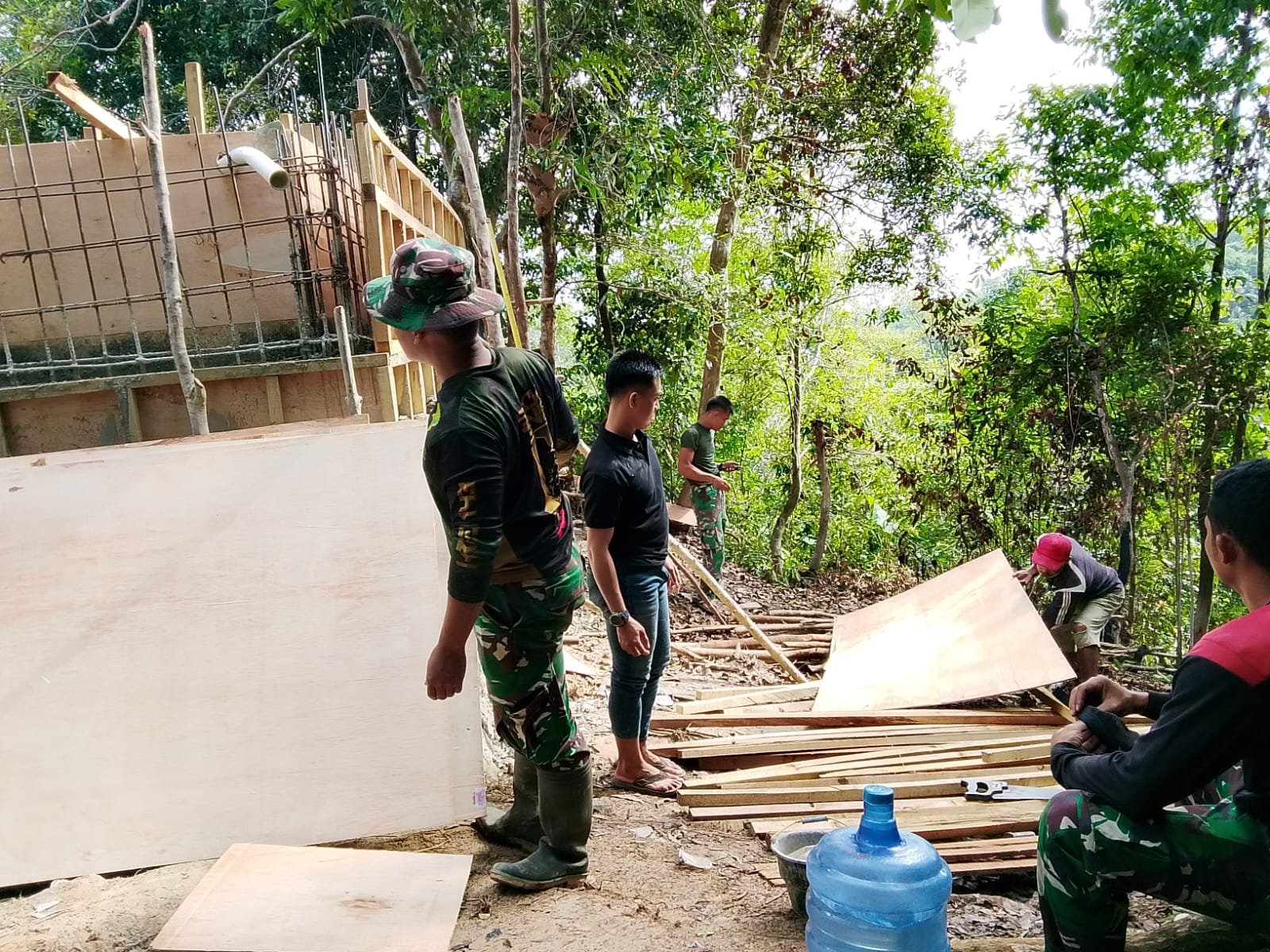 Satgas TMMD 127 Kodim 1417/Kendari Siapkan Struktur Bekisting Bak Air di Sambuli