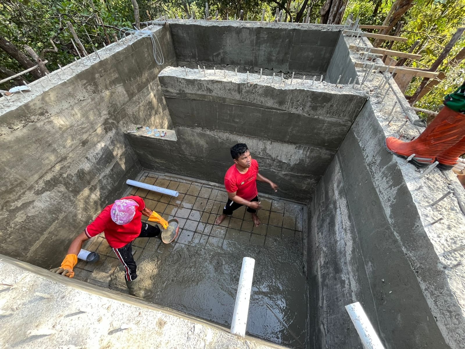 Satgas TMMD 127 Kendari Hadapi Medan Terjal Demi Tuntaskan Pengecoran Bak Air