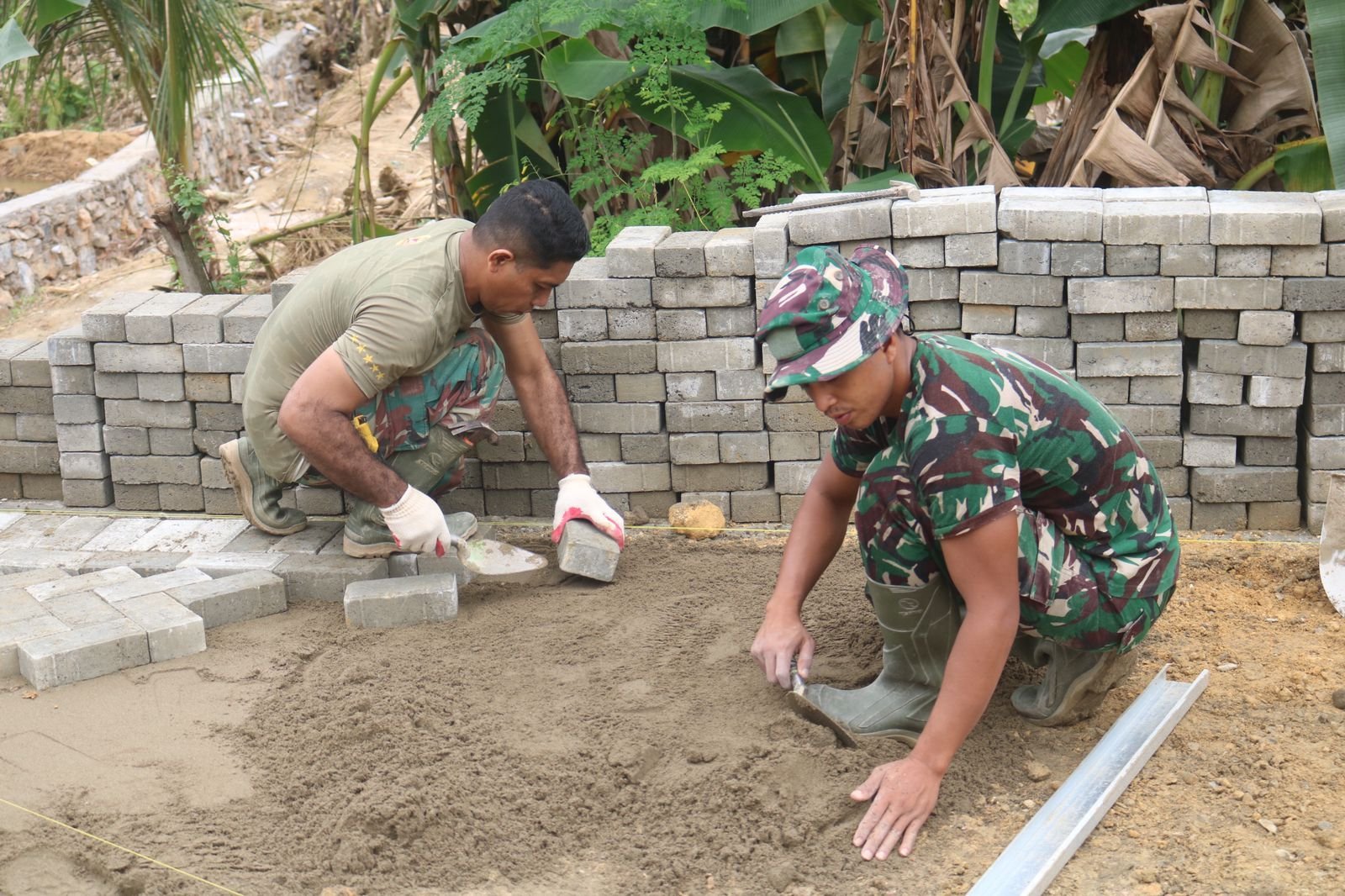 Satgas TMMD 127 Percepat Infrastruktur, Paving Blok Mulai Terpasang di Poasia