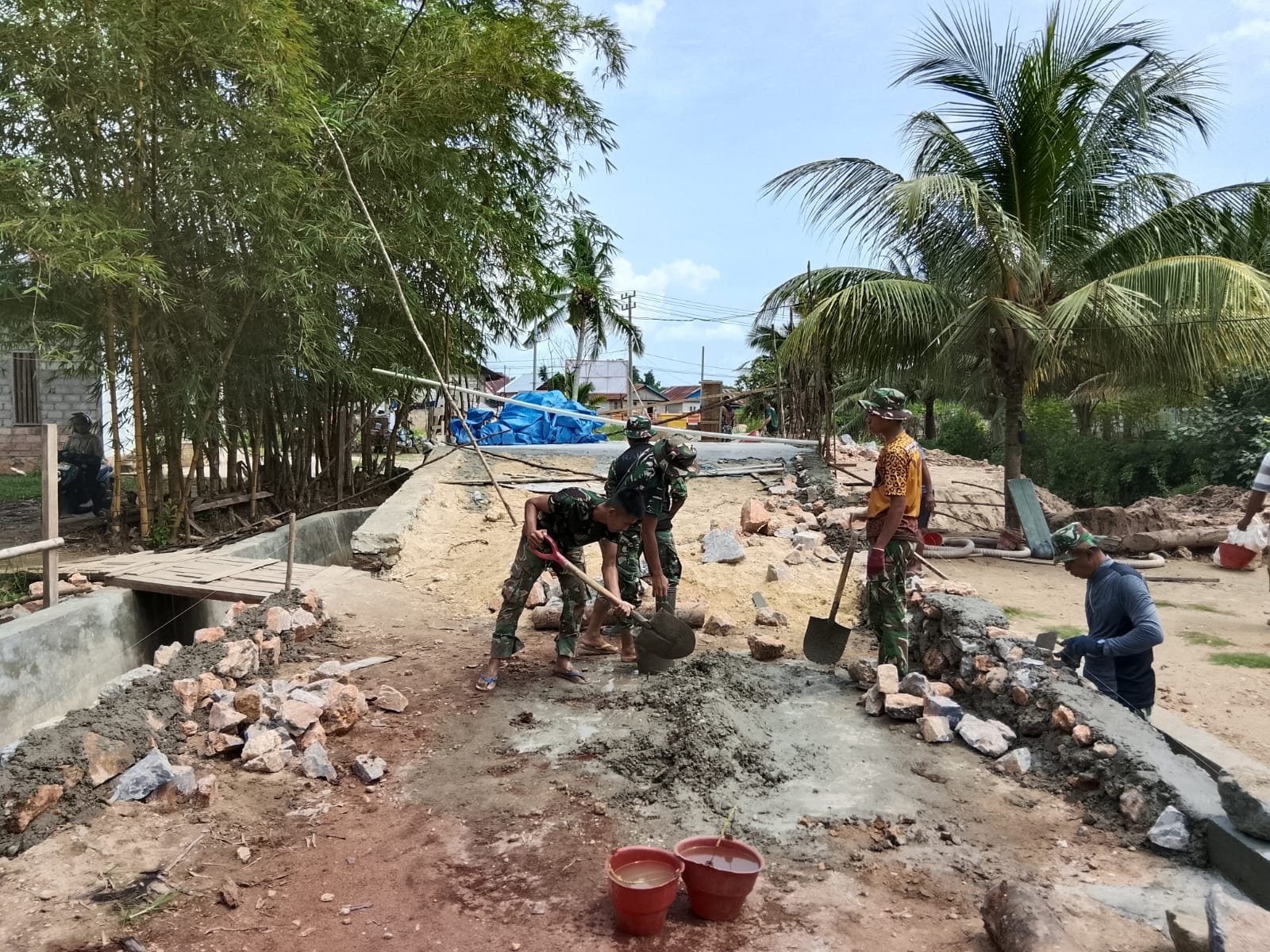 Kuatkan Struktur Dasar, Satgas TMMD 127 Lanjutkan Pengecoran Pondasi Jembatan