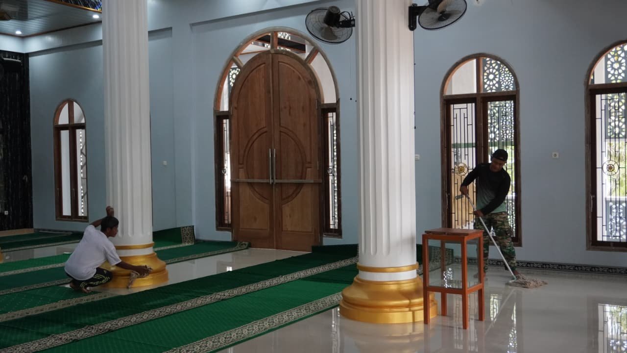 Jelang Sholat Jum’at, Satgas TMMD Reguler ke-127 Kodim 1015/Sampit Bersihkan Masjid Nurul Mukhlisin