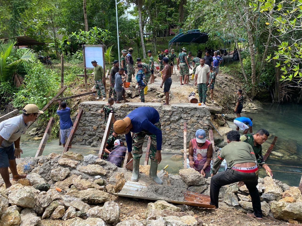 Gotong Royong Satgas TMMD 127 Kodim 1804/Kaimana, Pondasi Jembatan Marsi Capai 32 Persen