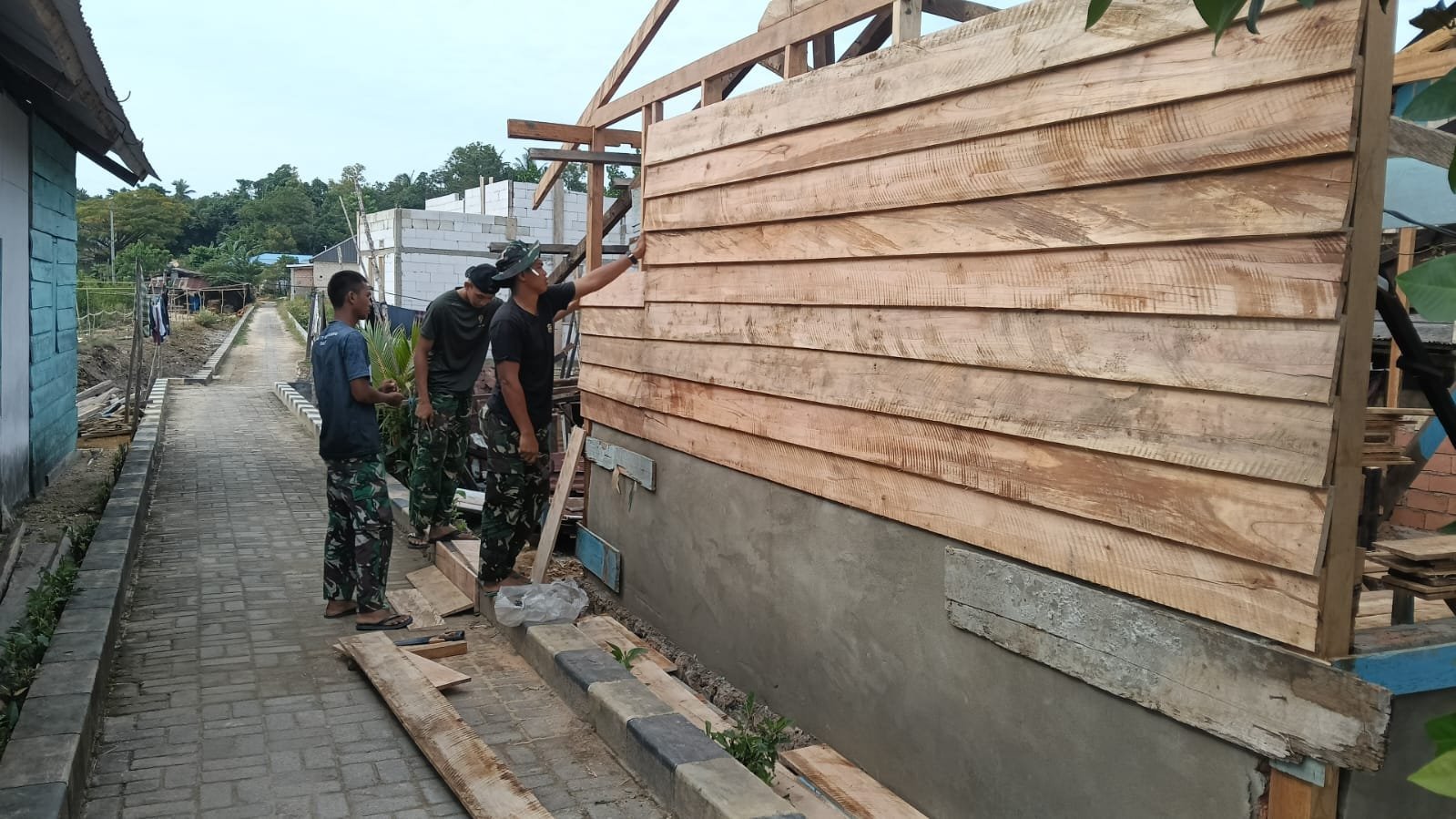 Satgas TMMD 127 Percepat Pemasangan Dinding RTLH di Petoaha