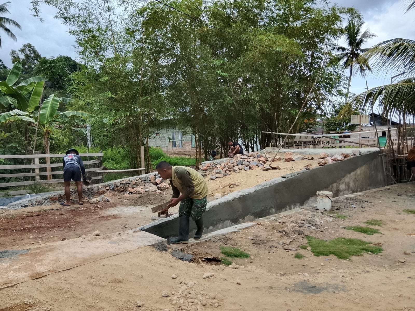 Satgas TMMD 127 Kodim 1417/Kendari Kebut Plesteran Pondasi Jembatan Sambuli