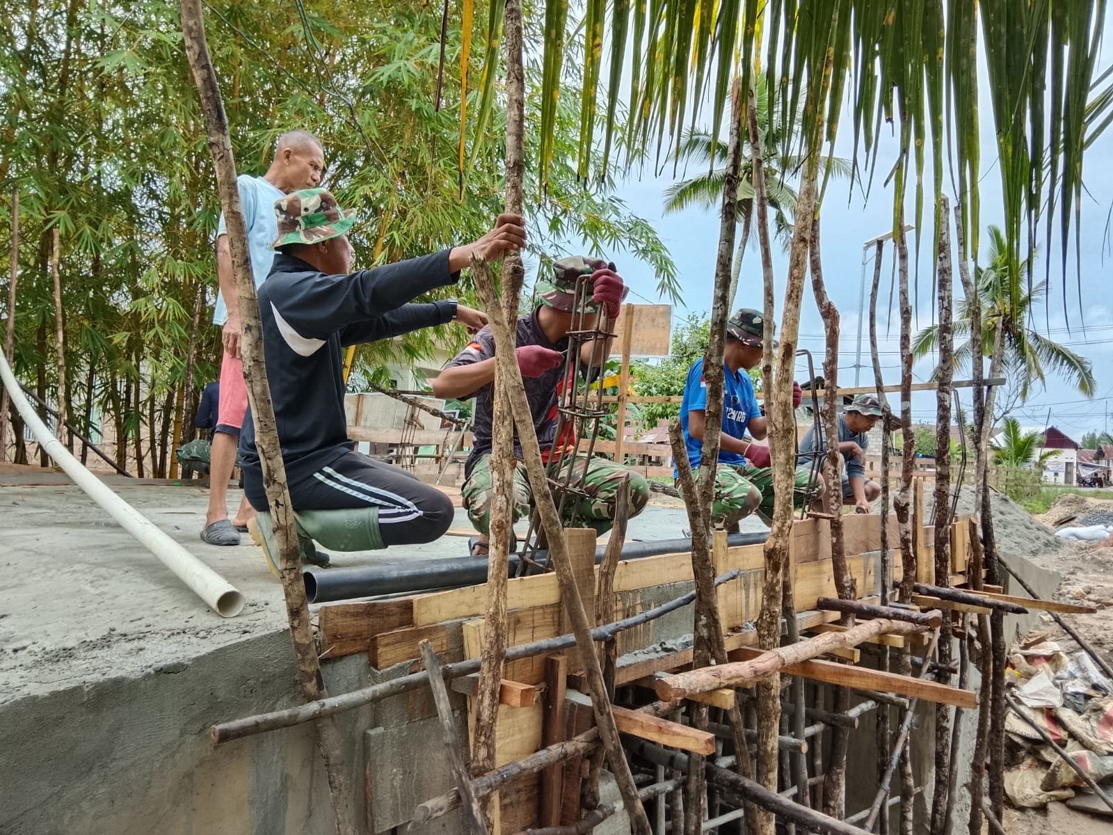 Presisi di Setiap Detail: Satgas TMMD 127 Rakit Cetakan Sandaran Jembatan Sambuli