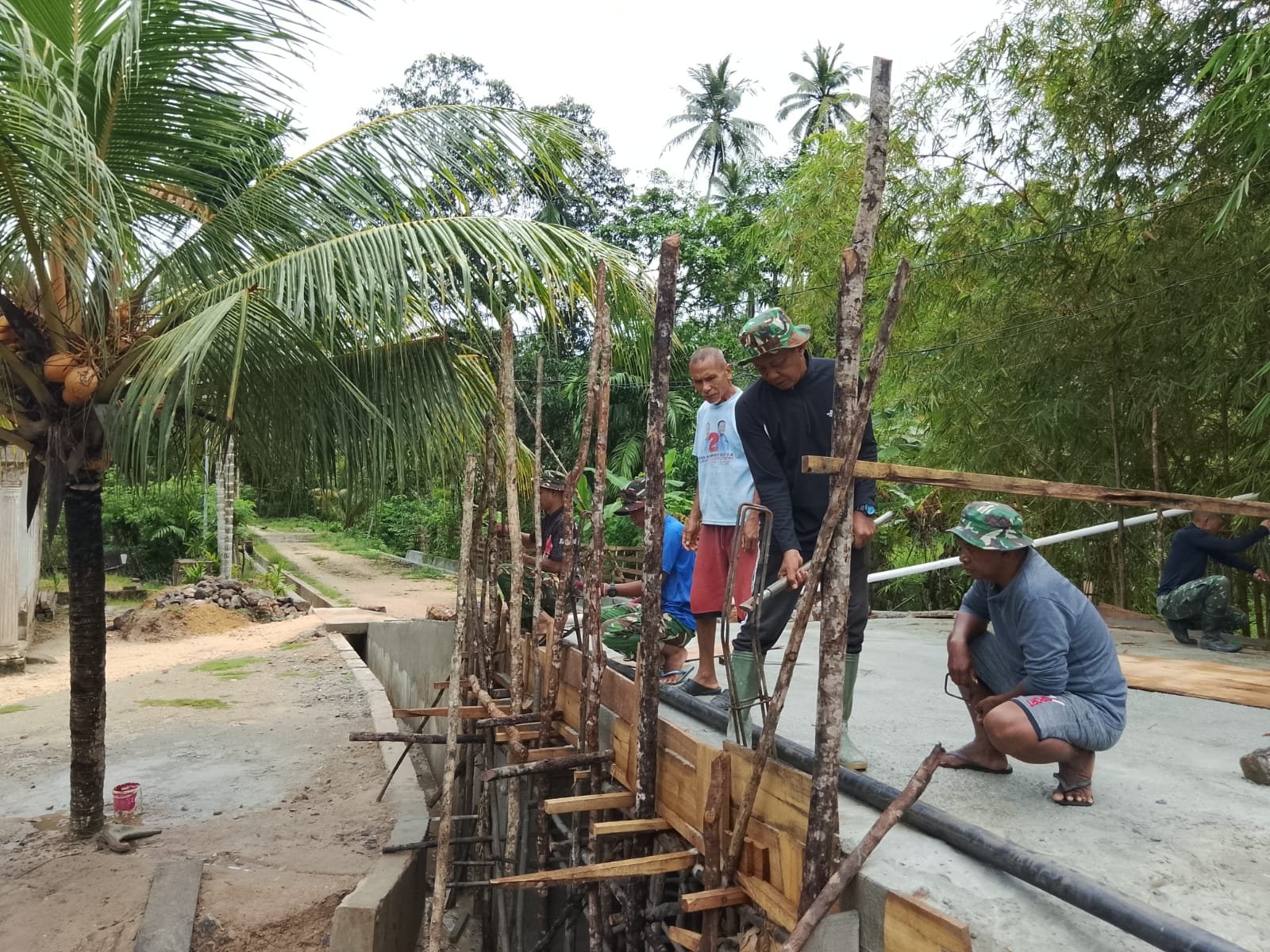 Demi Keamanan Warga, Satgas TMMD 127 Perkuat Struktur Jembatan Sambuli