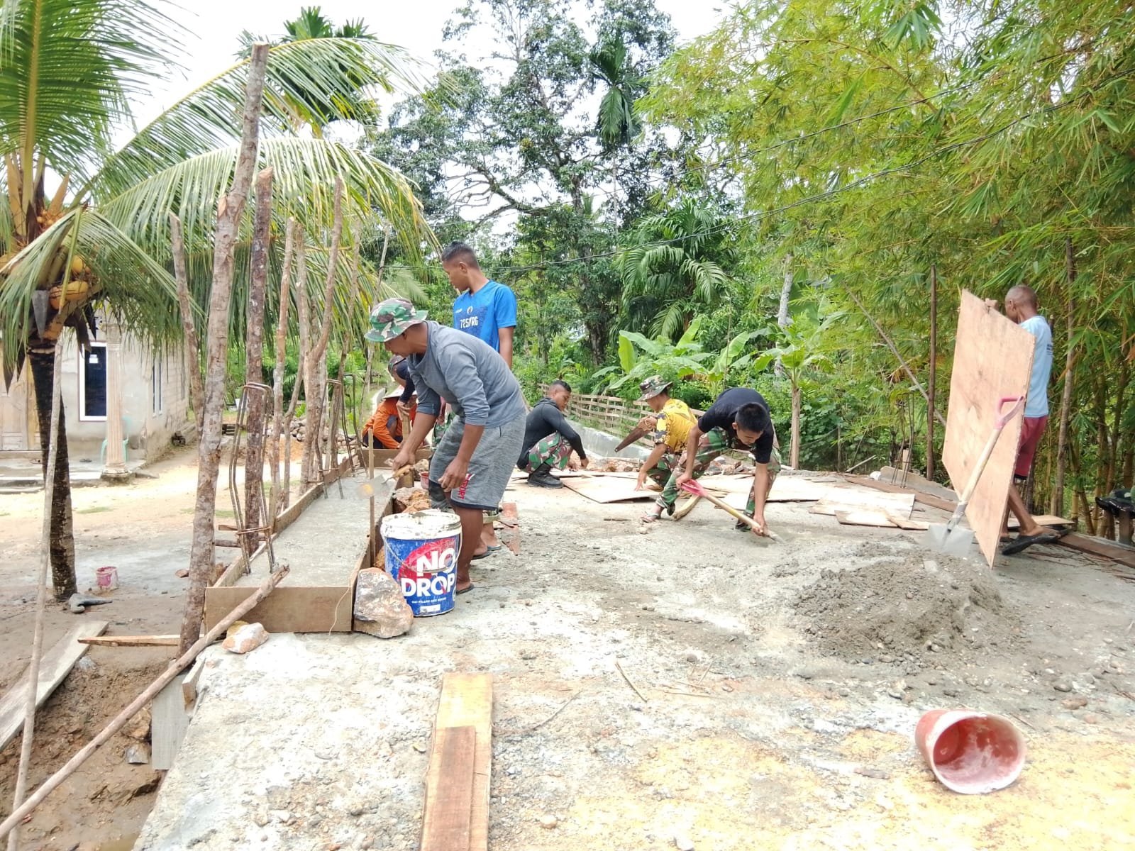 Satgas TMMD 127 Kebutan Pengecoran Dudukan Sandaran Jembatan Sambuli