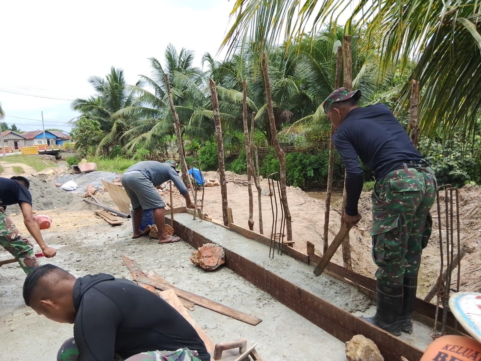 Perkuat Akses Vital, Satgas TMMD 127 Pastikan Struktur Jembatan Sambuli Kokoh