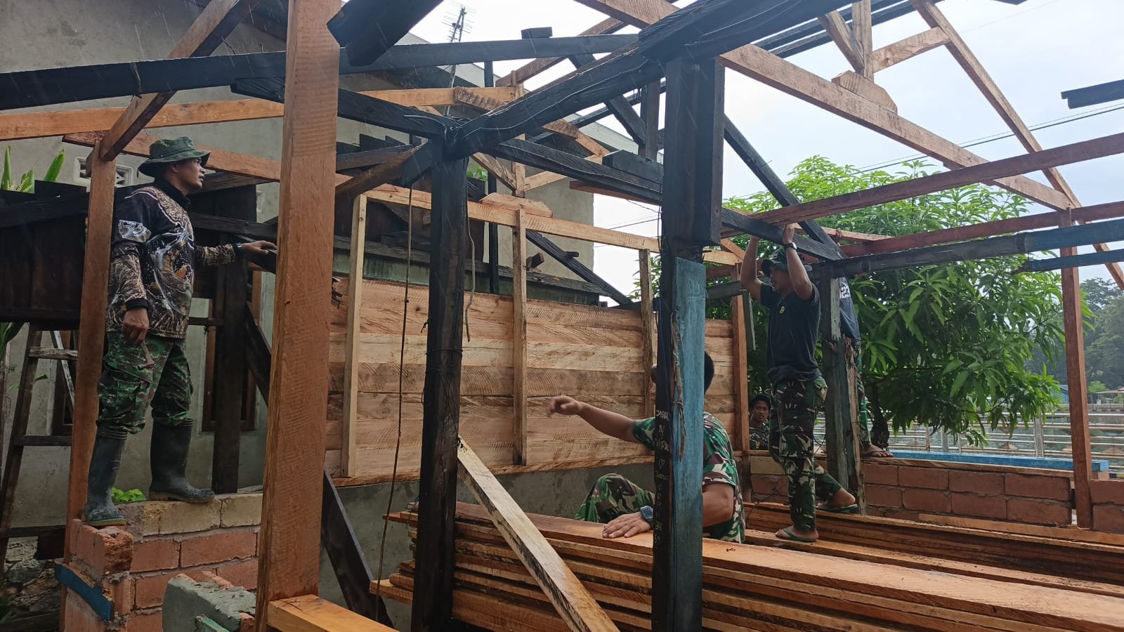 Gerimis Jadi Saksi, Satgas TMMD 127 Rajut Asa Warga Lewat Pembangunan Hunian