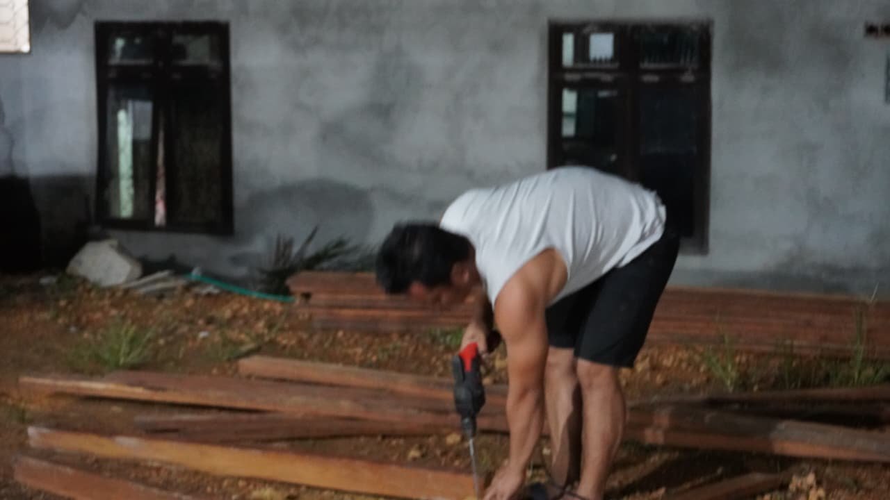 Lembur Hingga Malam, Satgas TMMD ke-127 Tuntaskan Pemasangan Tandon Air Mushola