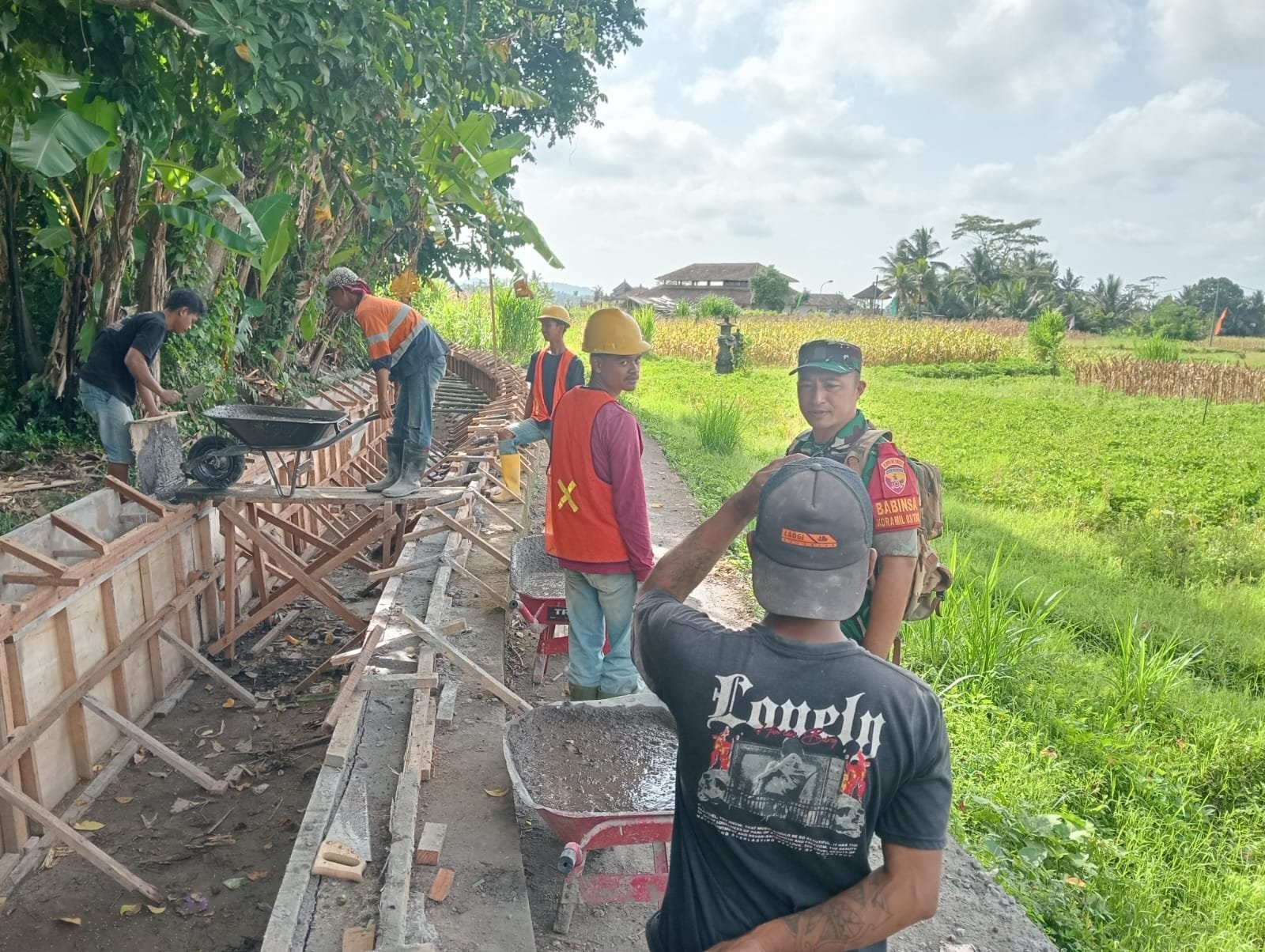 Babinsa Desa Tembuku Monitoring Rehabilitasi Jaringan Irigasi Primer Sepanjang 1,6 Km di Subak Tembuku