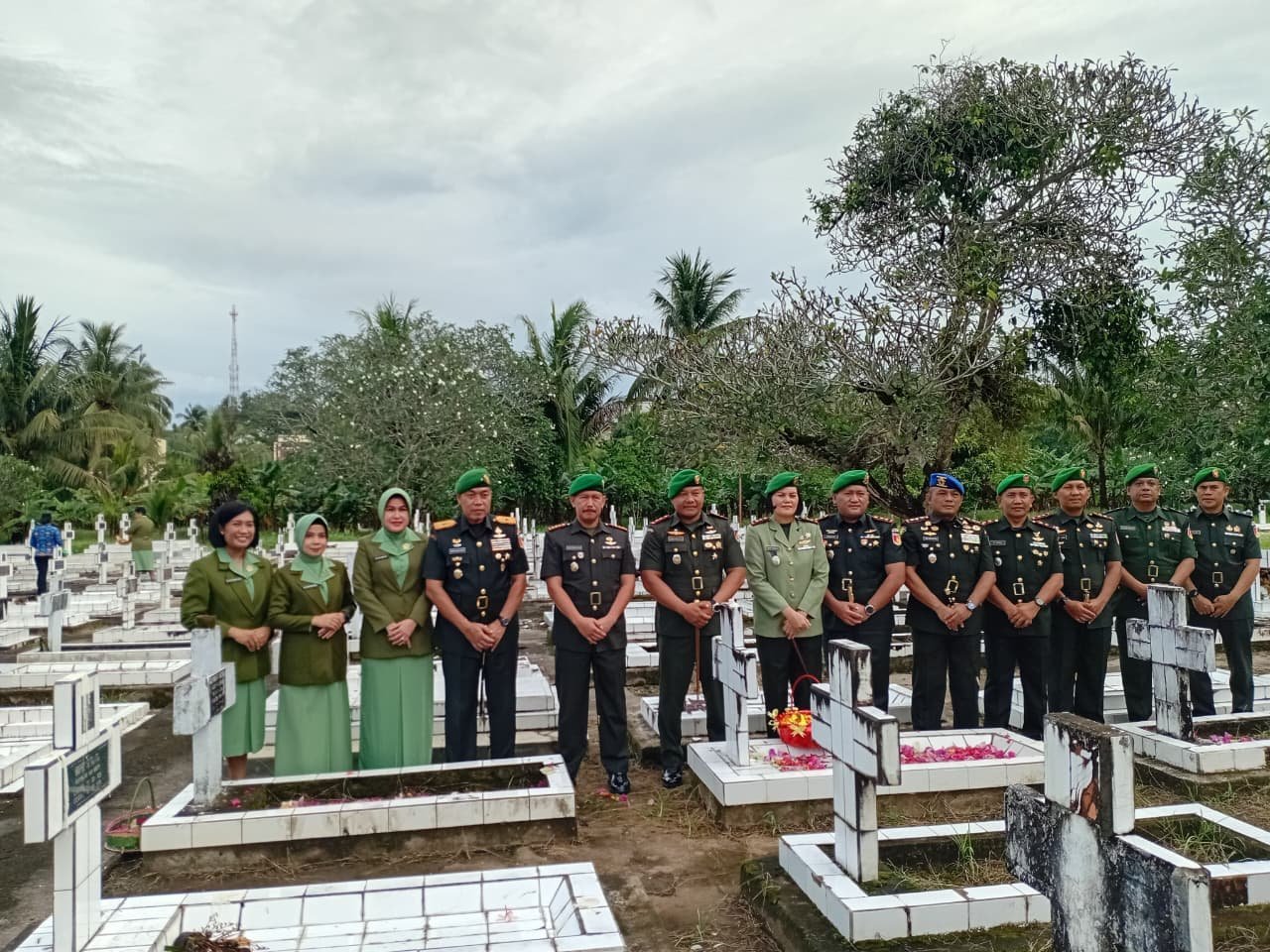 Dandim 1309/Manado di dampingi Ketua Persit KCK Cabang XVII mengikuti Ziarah dalam rangka HUT Korem 131/Santiago.