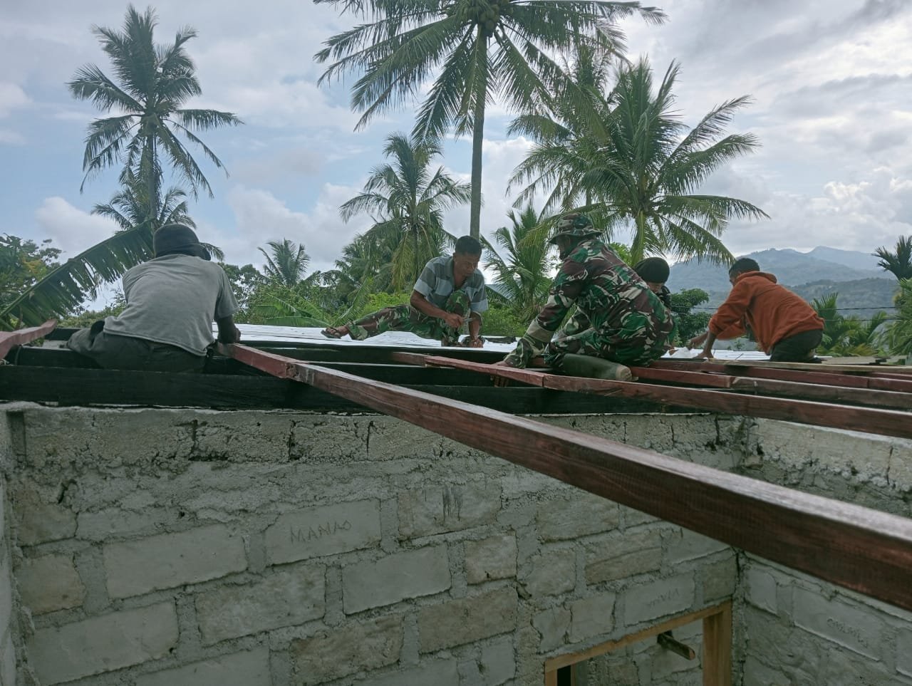 Danramil Apresiasi Babinsa: Kegiatan Perbaikan Rumah di Pana Jadi Contoh Sinergi TNI–Rakyat