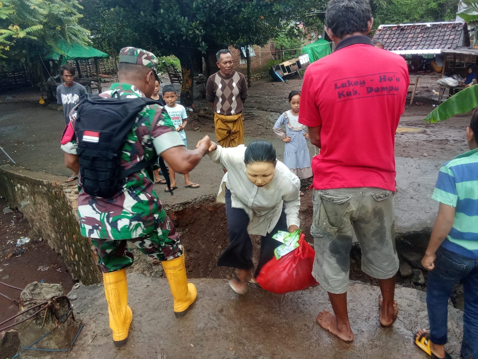 Hujan Deras Melanda Hu’u, Babinsa Serka Rustam Turun Langsung ke Lapangan