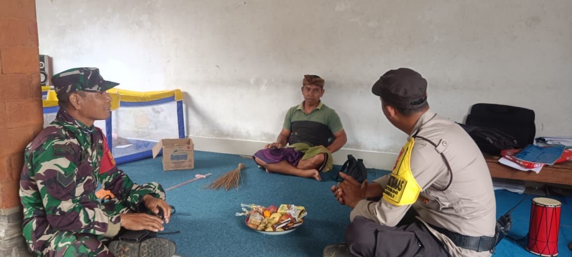 Pererat Hubungan dengan Warga, Babinsa Kayubihi Lakukan Anjangsana Menjelang Hari Raya Kuningan