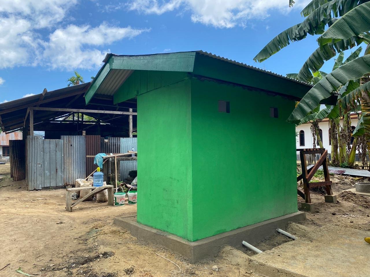 Progres 74 Persen, TMMD 127 Kodim 1804/Kaimana Lanjutkan Pengecetan List MCK di Samping Gereja Oraid Labora