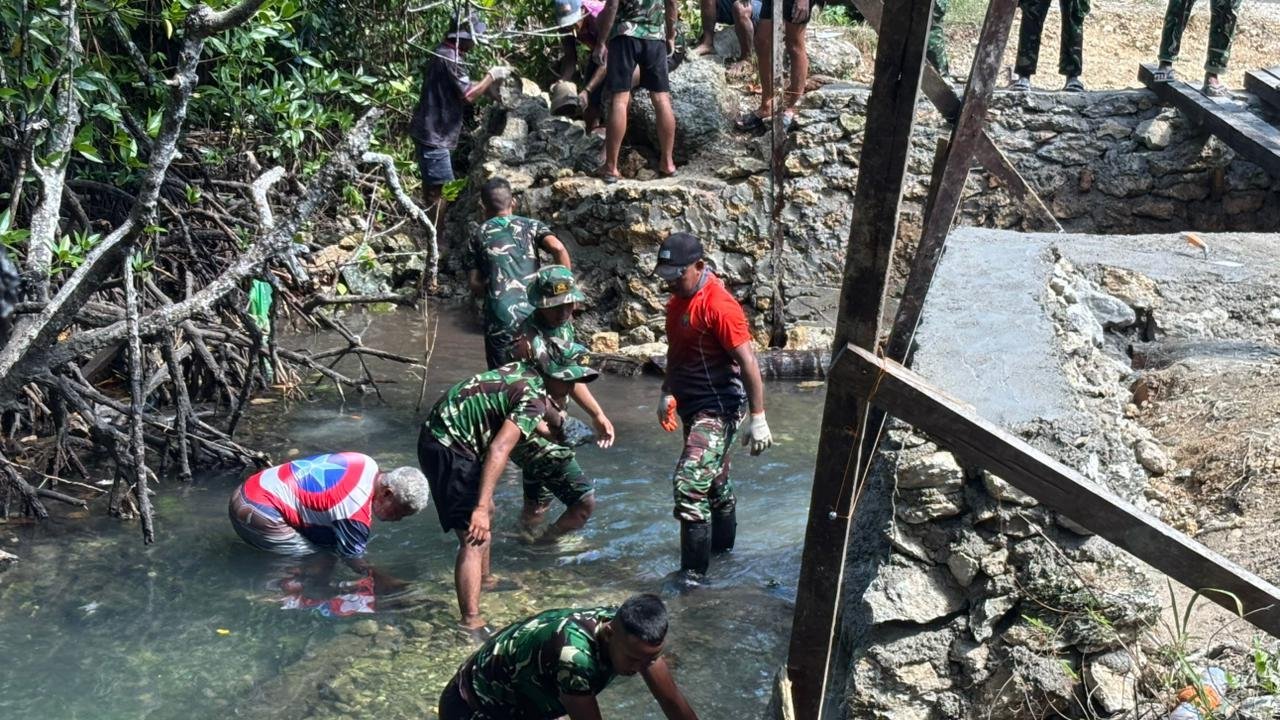 Progres 40 Persen, Satgas TMMD 127 Kodim 1804/Kaimana Kumpulkan Batu untuk Perkuat Pondasi Jembatan Marsi