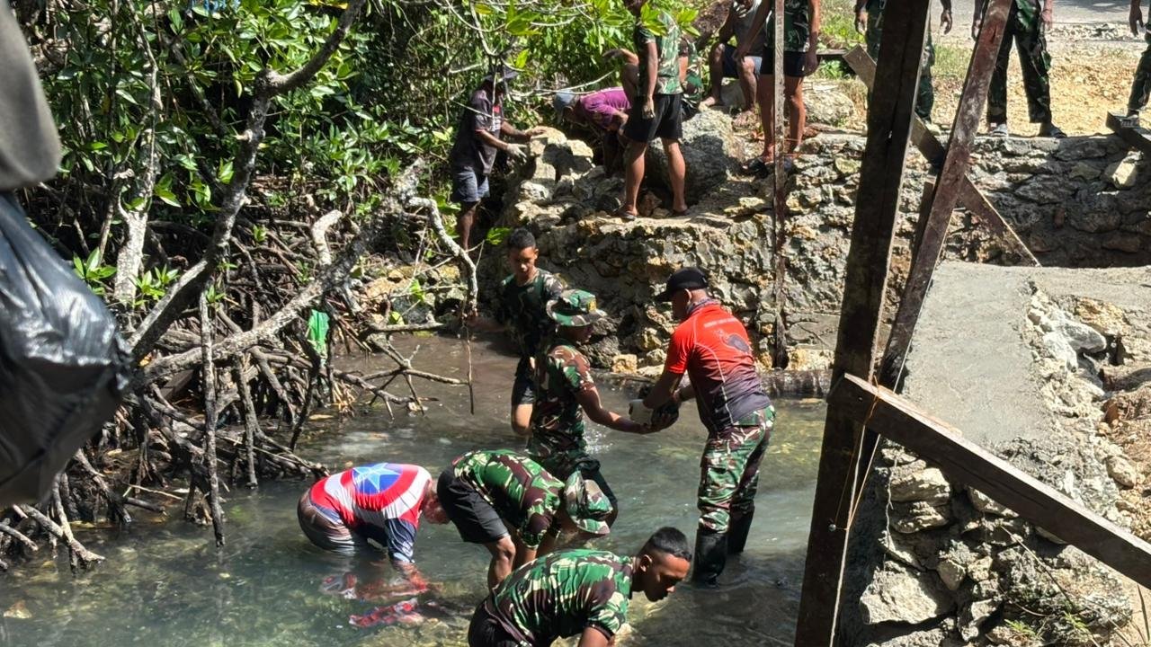 TMMD 127 Kodim 1804/Kaimana Perkuat Pinggiran Jembatan Marsi, Libatkan TNI dan Warga