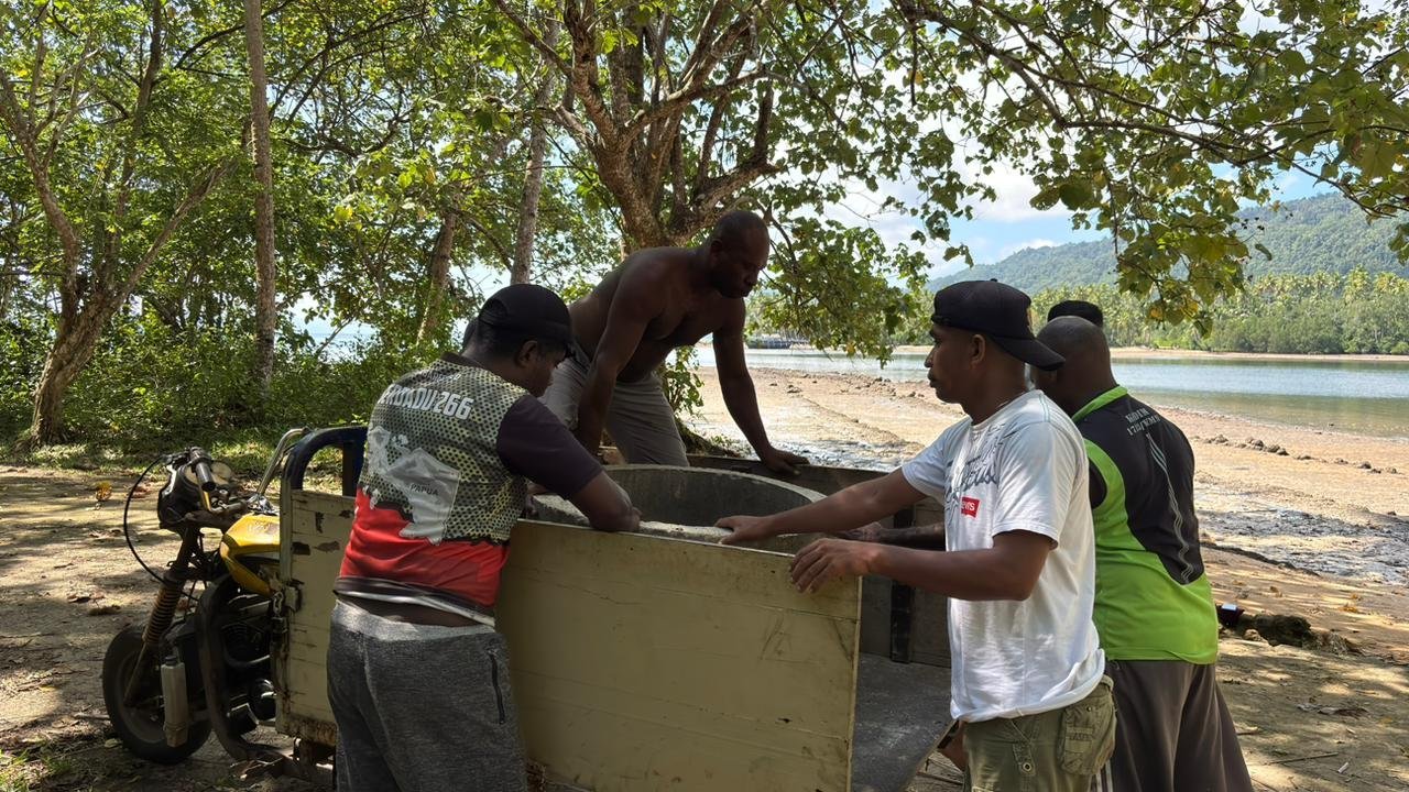 Percepat Pembangunan Sumur, Satgas TMMD 127 Kodim 1804/Kaimana Libatkan Warga Angkut Material