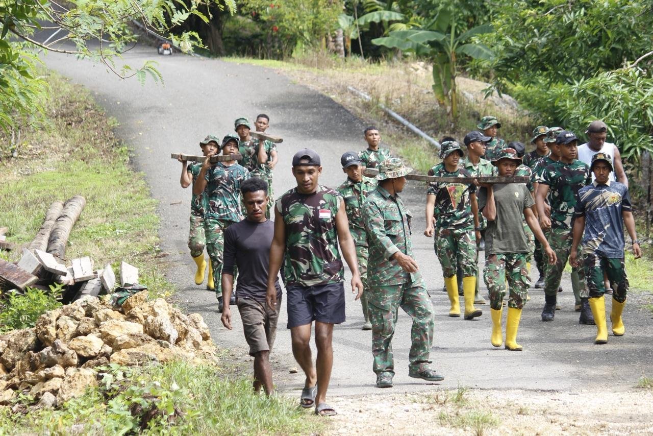 Satgas TMMD 127 Kodim 1804/Kaimana Perlihatkan Semangat Gotong Royong dalam Pemindahan Balok Jembatan Kmp Marsi