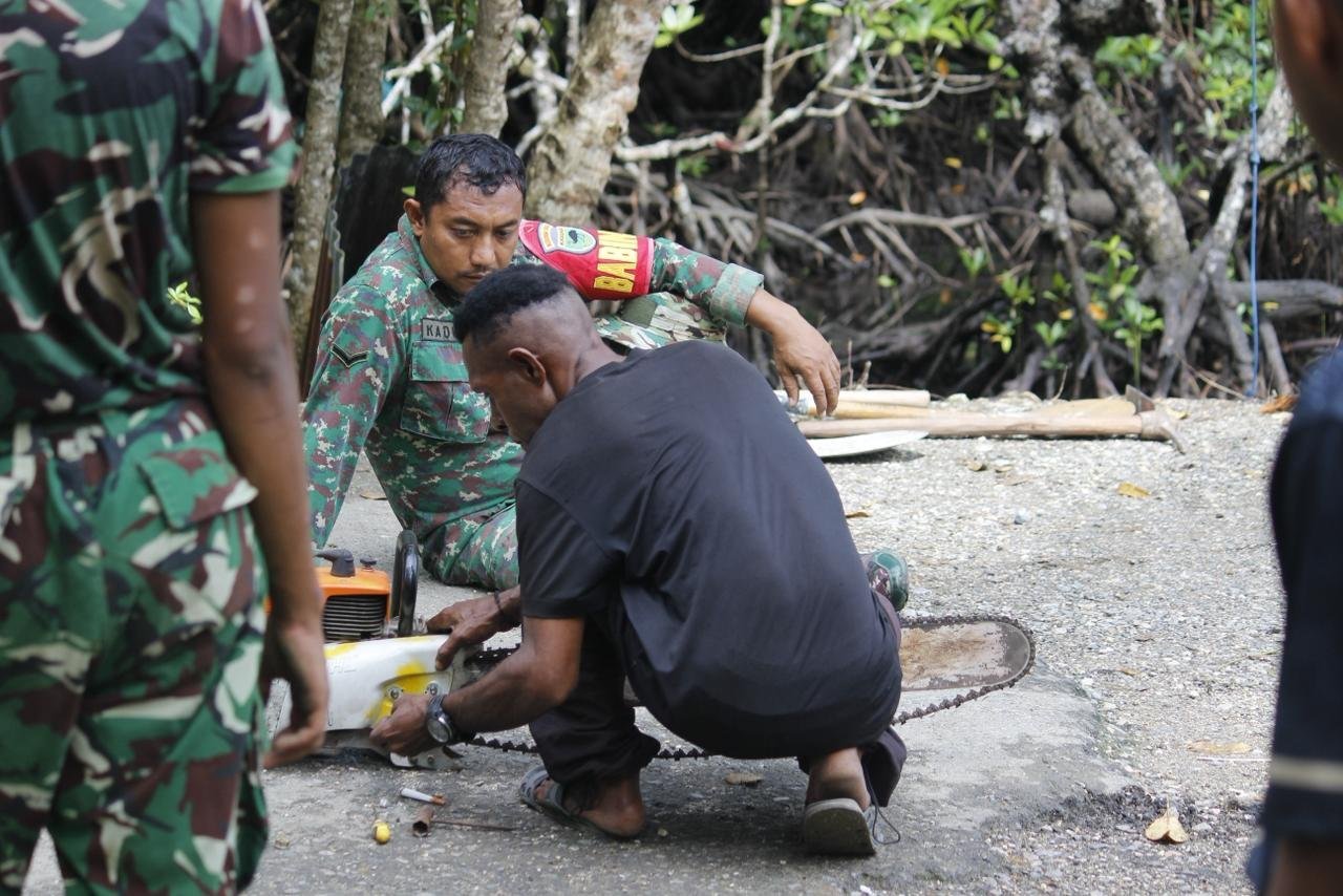 Kebersamaan TNI dan Warga Warnai Pemindahan Balok Jembatan TMMD 127 di Kmp Marsi