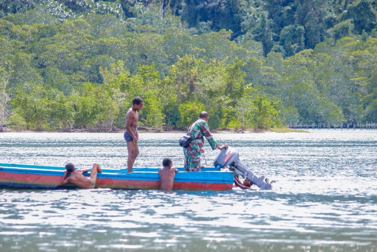 Satgas TMMD 127 Kodim 1804/Kaimana: Aksi Heroik Anak Kampung Sisir Bantu Babinsa Lepaskan Jangkar Tersangkut