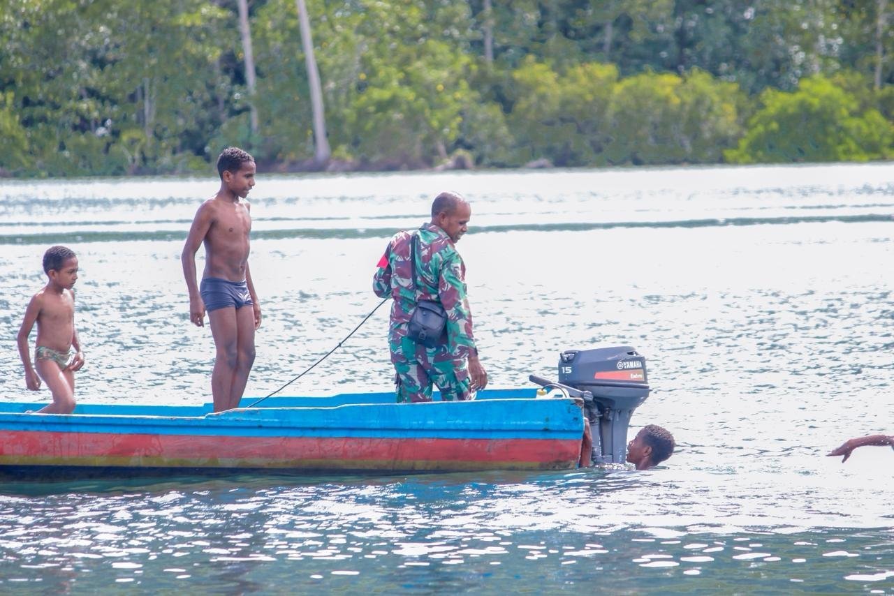 Semangat TMMD 127 Kodim 1804/Kaimana: Anak Kampung Sisir Tunjukkan Kepedulian Bantu Babinsa