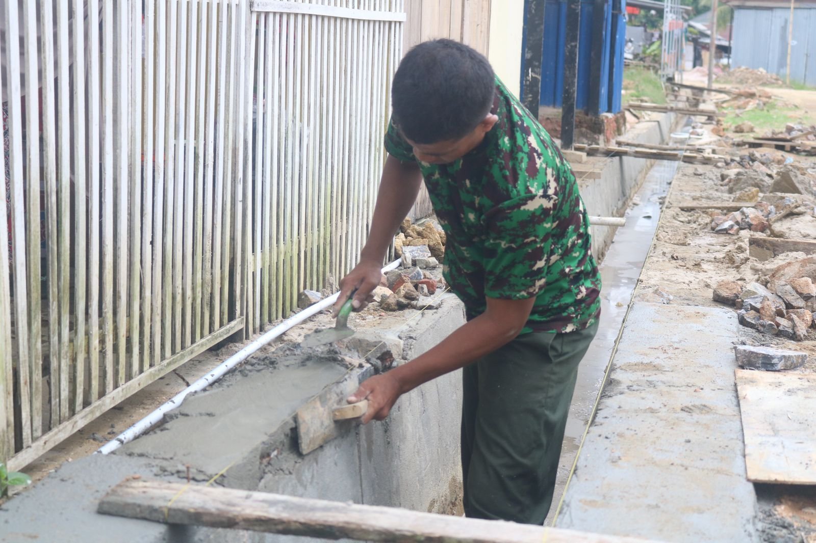 Presisi di Setiap Ayunan Sendok, Satgas TMMD 127 Percantik Drainase Kendari