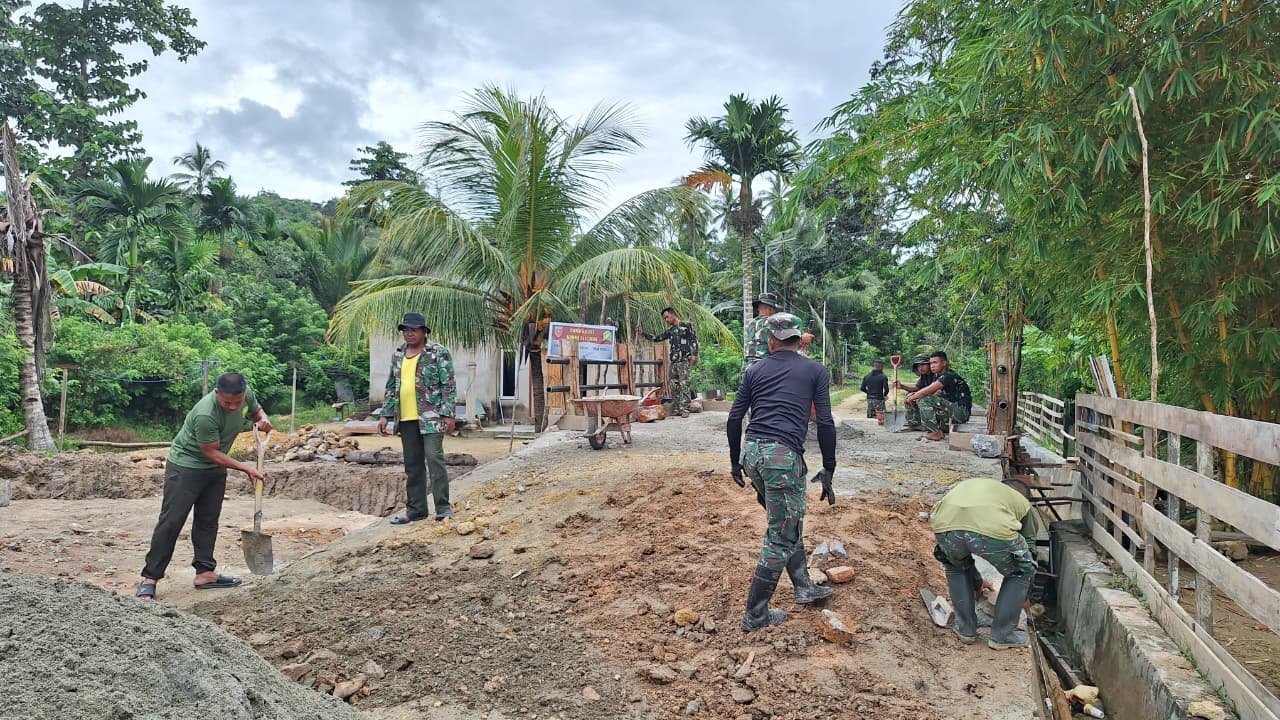 Satgas TMMD 127 Perkuat Akses Warga, Jalan Jembatan Sambuli Dirapikan