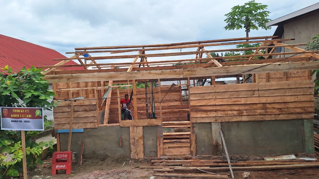 Sentuhan Akhir RTLH TMMD 127 Kendari, Dinding Rumah Capai 90 Persen