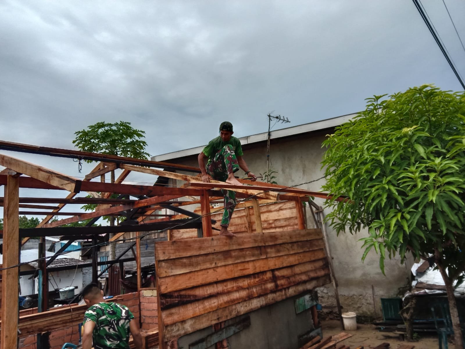 Satgas TMMD 127 Kebutan Pemasangan Atap Rumah di Petoaha