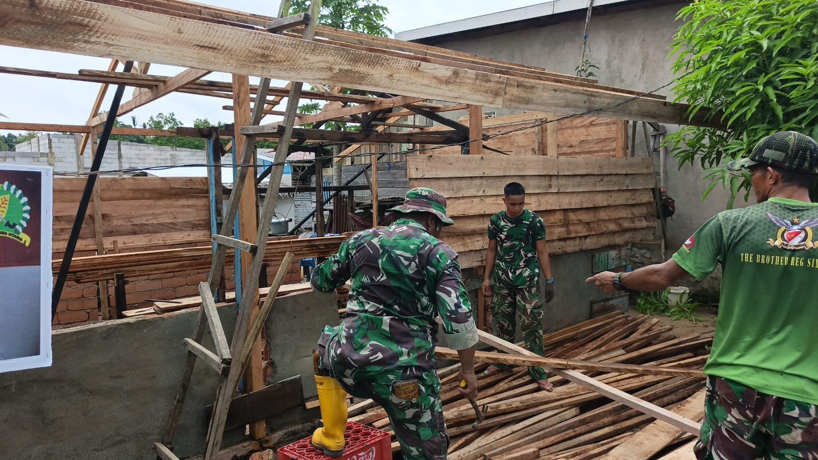 Gotong Royong Tanpa Henti, Satgas TMMD dan Warga Pasang Gorden Rumah RTLH